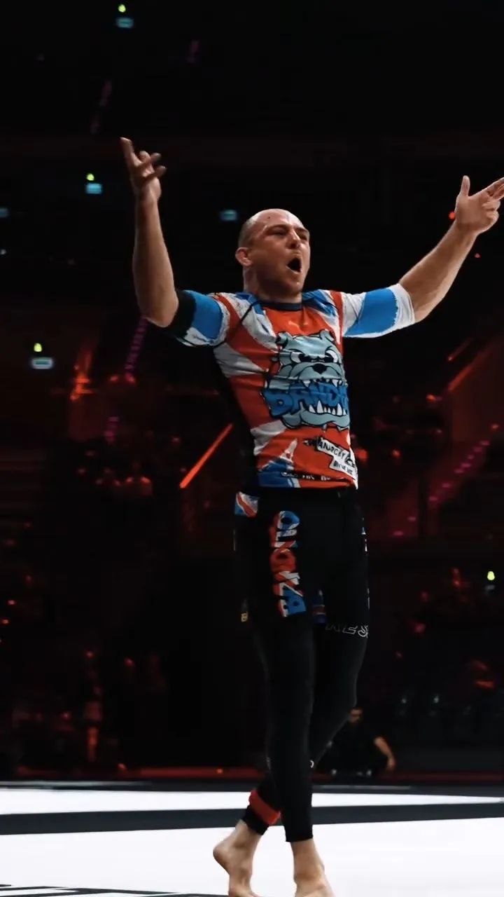 Eoghan O'Flanagan rocking the Los Banditos Progress rash guard during his Absolute run Los Banditos Sex Pistols rash guard